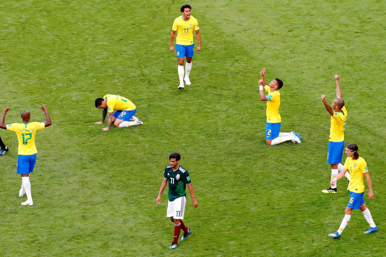 Cinco jogadores brasileiros erguem os braços em comemoração a vitória; um mexicano sai do campo, triste.