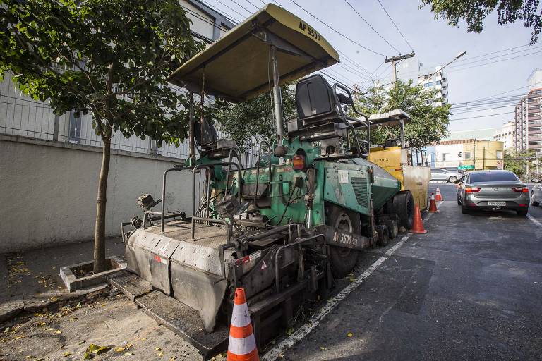 Bueiros tapados pela operação Asfalto Novo, na avenida Jabaquara. Com isso, as empresas não conseguem acessar redes subterrâneas
