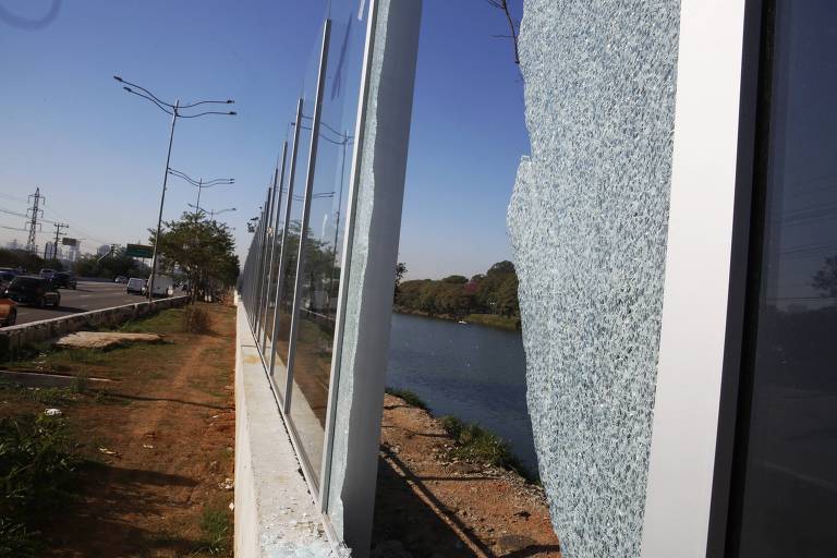 Mais um painel de vidro do novo muro da raia da USP foi quebrado, na madrugada desta terça (3)