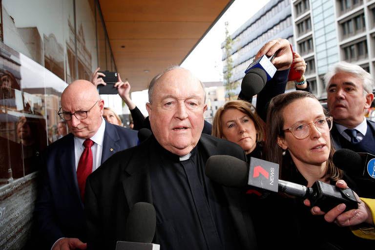 O arcebispo australiano Philip Wilson deixa o tribunal após ser condenado a um ano de prisão 