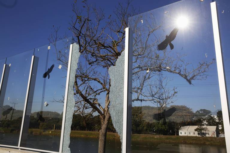 O estrago na estrutura e recorrente e alvo de mistério