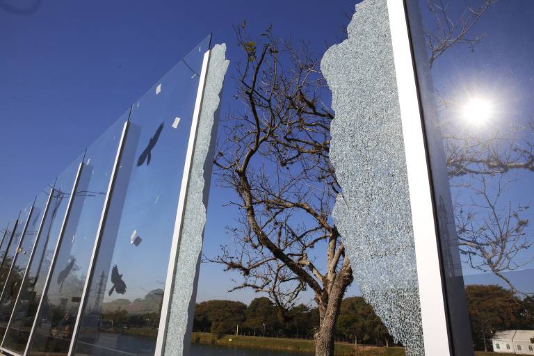 Na madrugada de 3 de julho, uma equipe da GCM encontrou novamente um painel estilhaçado