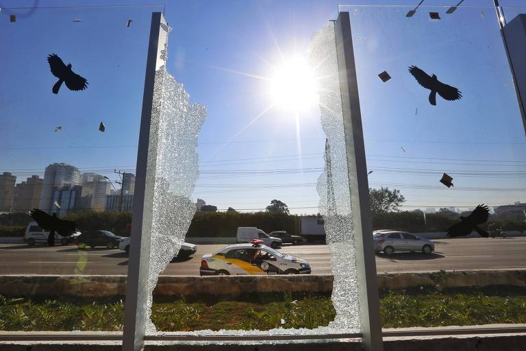 Uma das linhas de investigação e a de que haja o envolvimento de um funcionário no vandalismo