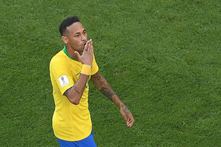 Neymar manda beijo em direção às arquibancadas da Arena Samara