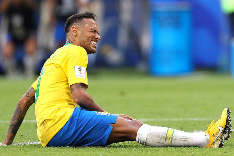 Neymar sentado no gramado da Arena Samara na partida entre Brasil e México