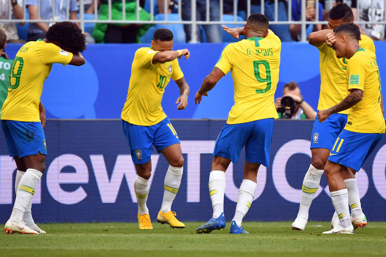 Neymar e os jogadores William, Gabriel Jesus, Coutinho e Paulinho na comemoração do primeiro gol do Brasil contra o México