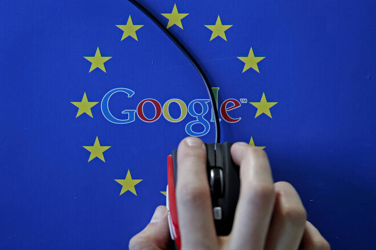 Mulher mexe em mouse com logos do Google e da União Europeia ao fundo
