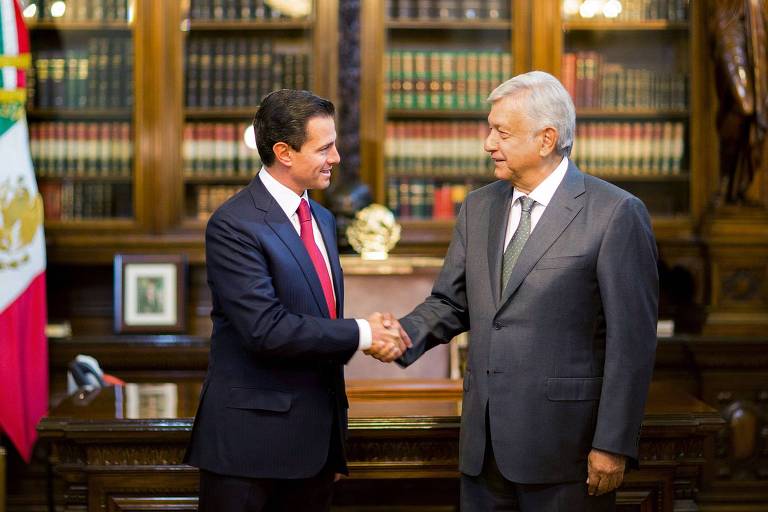 O presidente mexicano, Enrique Peña Nieto (à esquerda), cumprimenta Andrés Manuel López Obrador, que será seu sucessor
