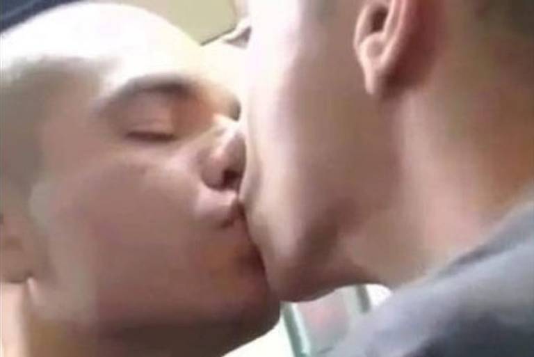 Soldado da PM Leandro Prior aparece sando beijo em homem em vídeo que 'viralizou' na internet (Foto: Reprodução/Redes sociais)