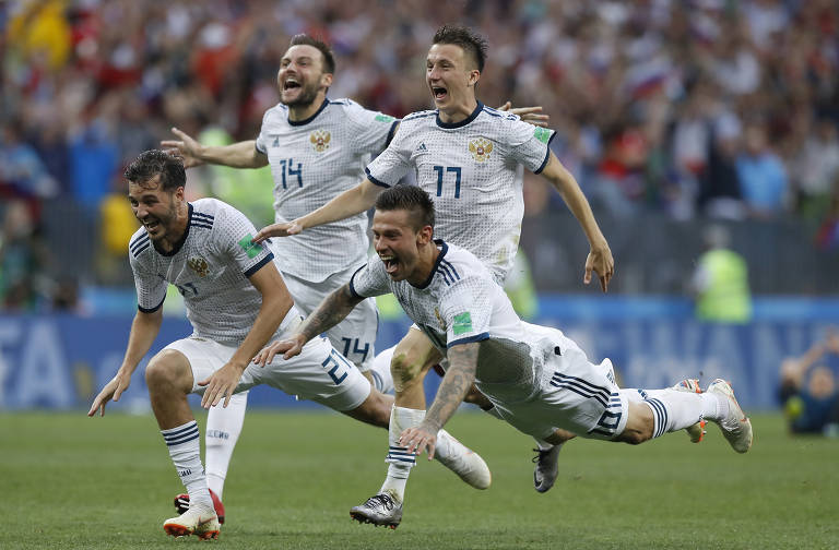 Equipe russa, que venceu a Espanha nos pênaltis, comemora classificação histórica