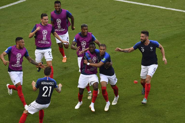 Franceses, que bateram os argentinos, comemoram classificação para as quartas de final