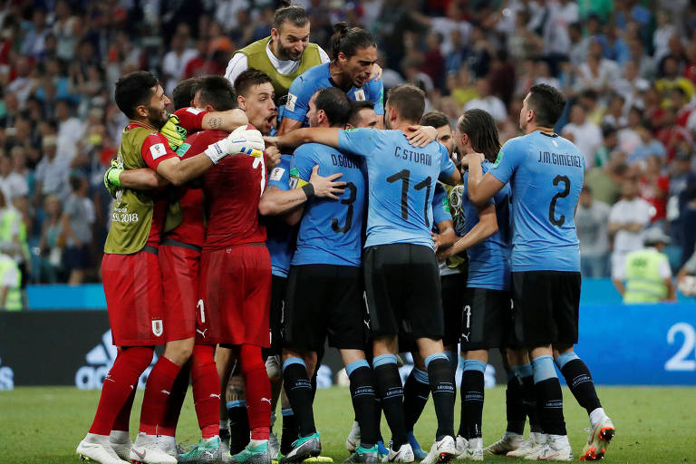 Uruguaios comemoram após vitória contra Portugal