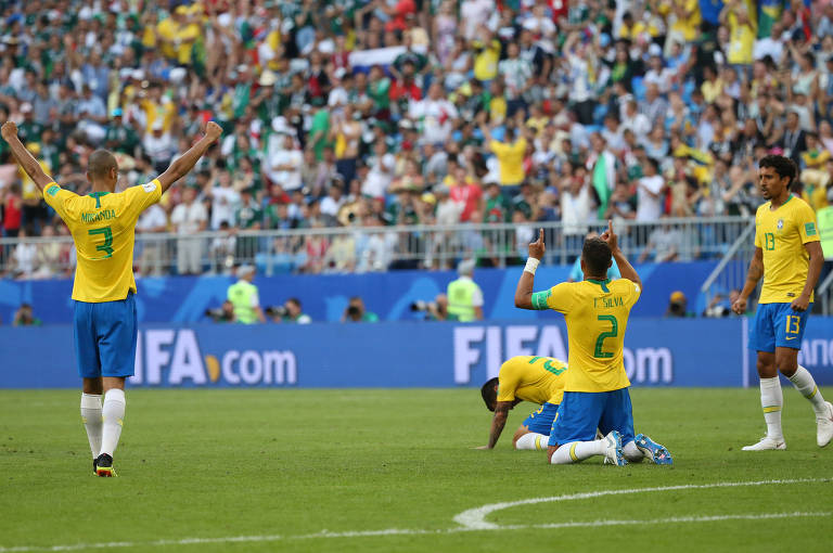 Equipe brasileira comemora após vencer o México e se classificar para as quartas