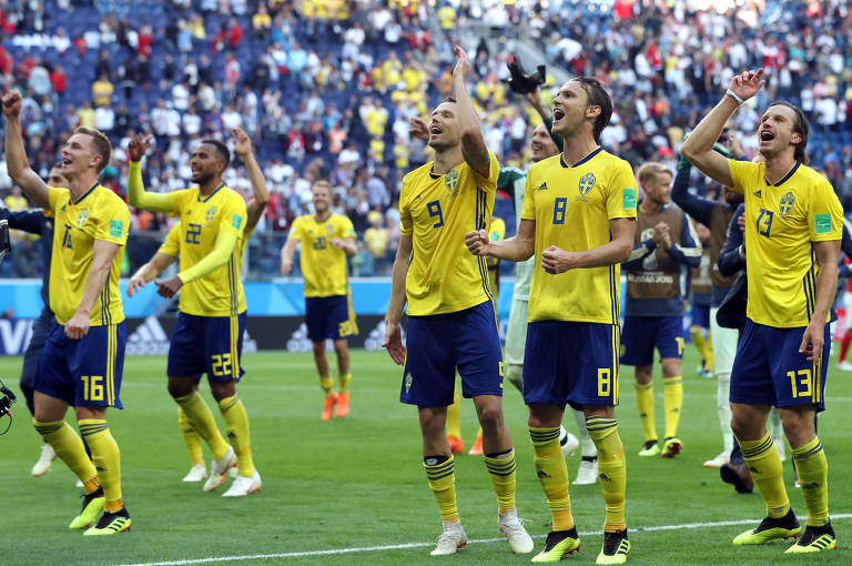 Suecos, após vencerem a Suíça no clássico do IDH, comemoram classificação
