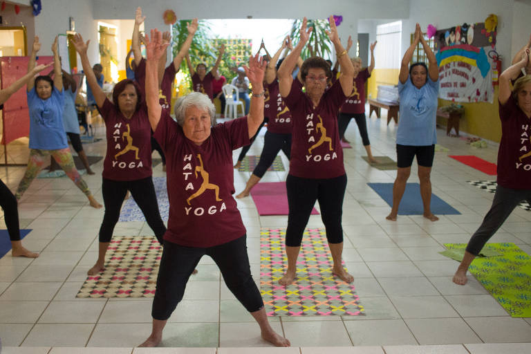 Idosa de 82 anos dá aulas de yoga de graça em centro de convivência em  Cuiabá e esbanja flexibilidade e saúde, Mato Grosso