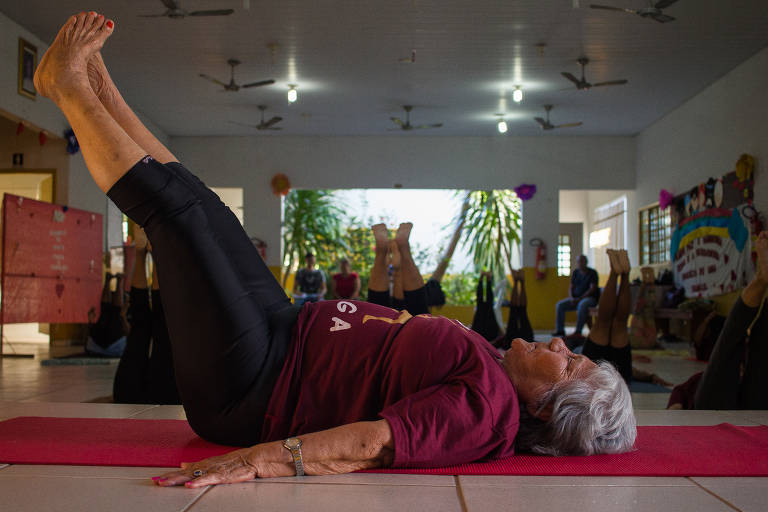 Idosa de 82 anos dá aulas de yoga de graça em centro de convivência em  Cuiabá e esbanja flexibilidade e saúde, Mato Grosso