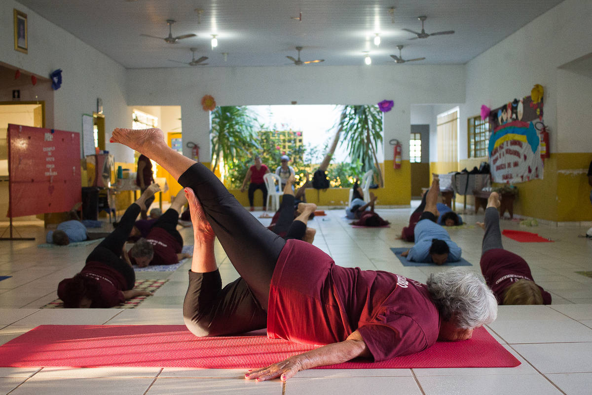 Idosa de 82 anos dá aulas de yoga de graça em centro de convivência em  Cuiabá e esbanja flexibilidade e saúde, Mato Grosso