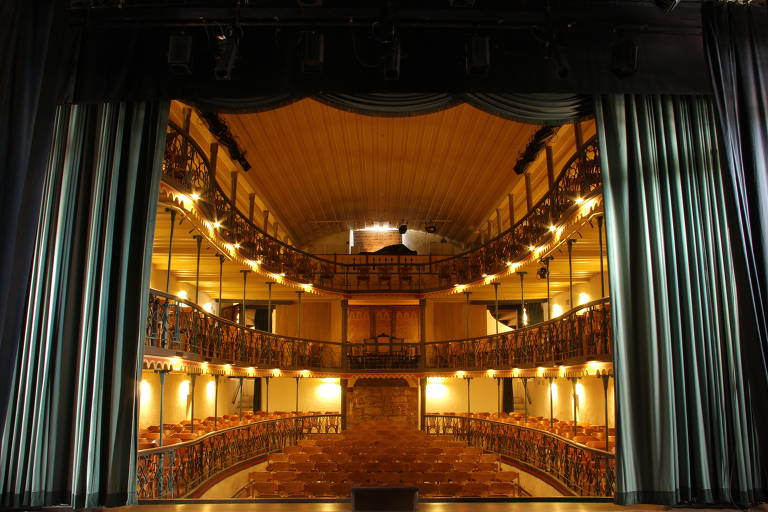 Vista da plateia a partir do palco no teatro Casa da Ópera, em Ouro Preto (MG)