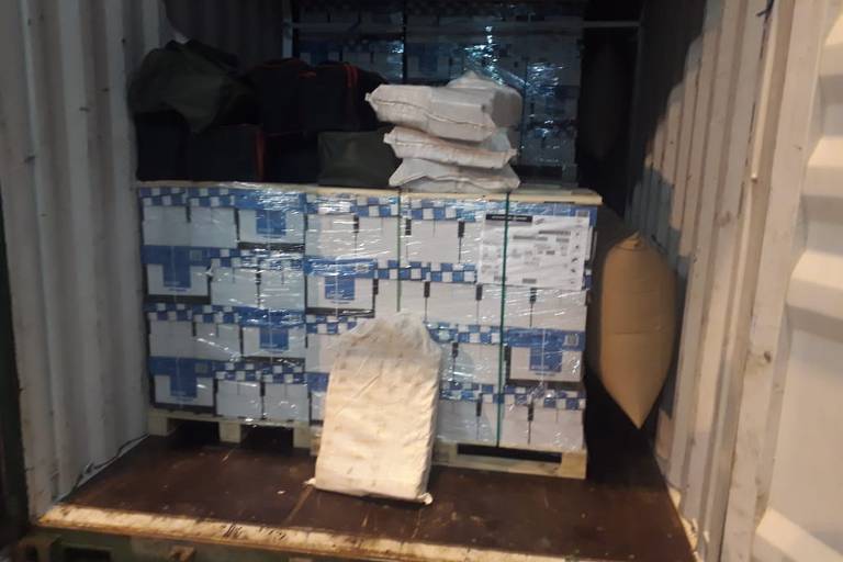 Crédito: Divulgação Legenda: Bolsas esportivas abrigavam cocaína que iria para a Europa em contêineres de papel e proteína de soja