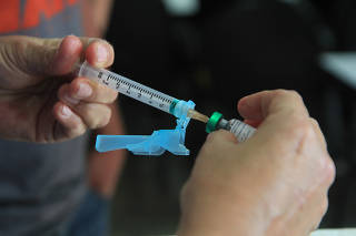 Profissional de saúde aplica vacina contra Sarampo