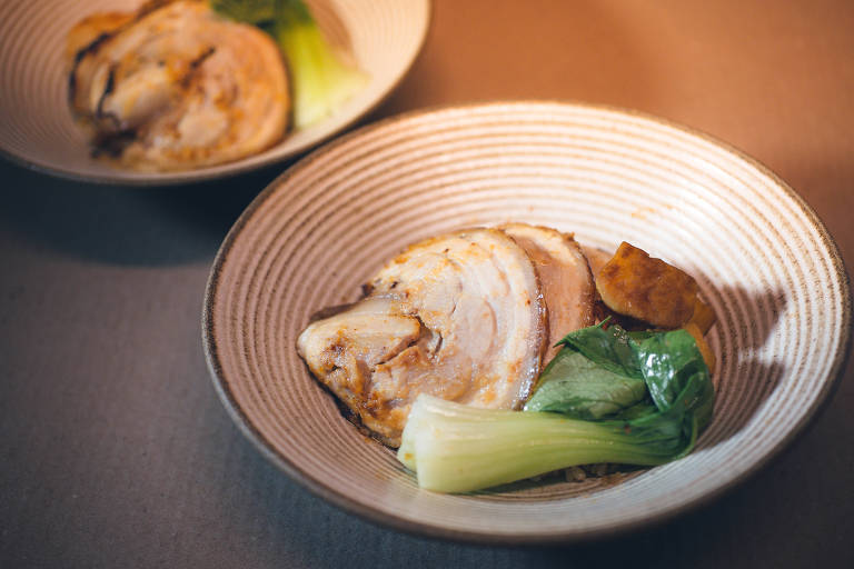 Barriga de porco cozida no missô é opção de prato no restaurante Ichi