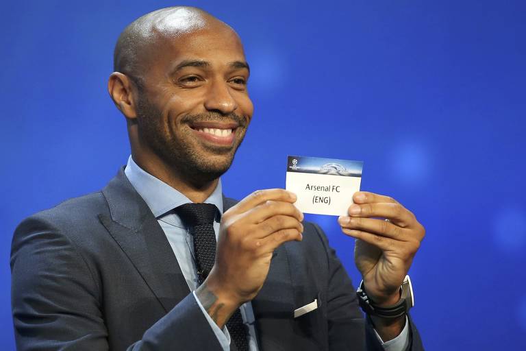 O ex-jogador de futebol francês Thierry Henry sorteou o Arsenal FC durante a cerimônia de sorteio da competição de futebol da Copa dos Campeões