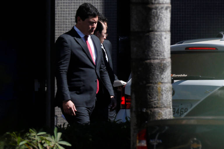 Ministro Helton Yomura deixa a sede da PolÃ­cia Federal em BrasÃ­lia