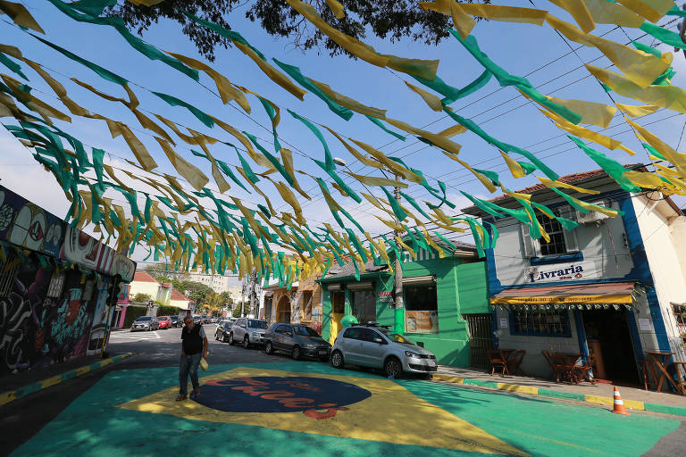 Ruas decoradas para os jogos da Copa do Mundo no Largo da Nossa Senhora do Ó, em São Paulo