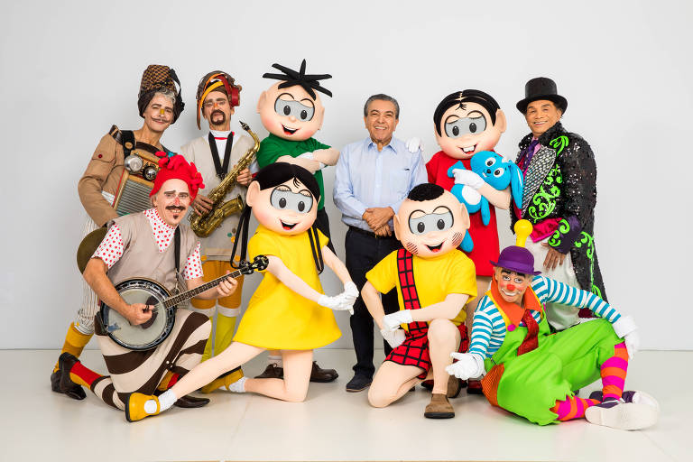 Mauricio de Sousa (ao centro) reunido com toda a sua trupe que envolve músicos, artistas circenses e a Turma da Mônica