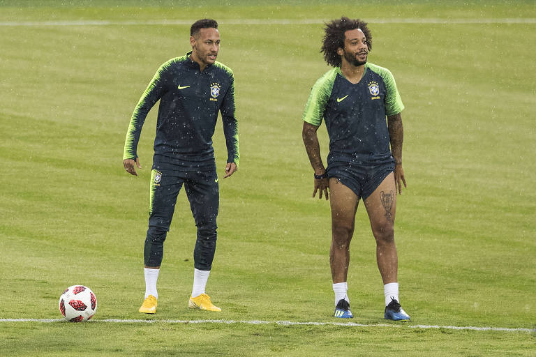 Neymar e Marcelo treinam na chuva em Kazan, na véspera do jogo entre Brasil e Bélgica