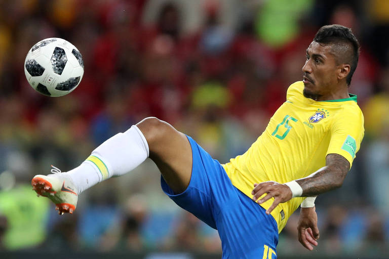 Paulinho marca gol na partida entre Brasil e Sérvia na fase de grupos