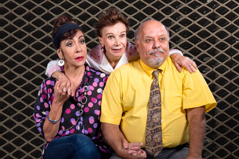 Sandra Pêra, Miriam Mehler e Roney Facchini em imagem de divulgação da peça "A Porta da Frente"