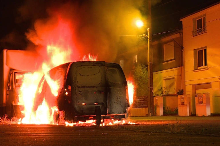 Veículo incendiado em Nantes durante os protestos na madrugada desta sexta (6) 