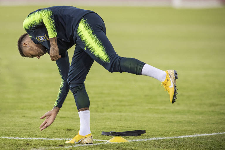Neymar toca o gramado com as mãos antes de entrar no campo do estádio Tsentralny, em Kazan