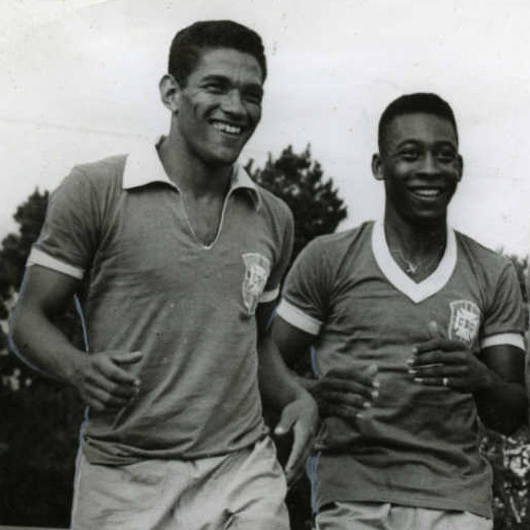 Garrincha e Pelé em treino da seleção brasileira, em 1959 