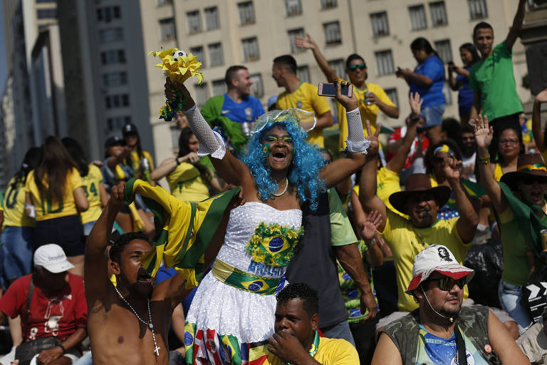 Torcedores do Brasil antes do confronto contra a Bélgica, no Rio de Janeiro