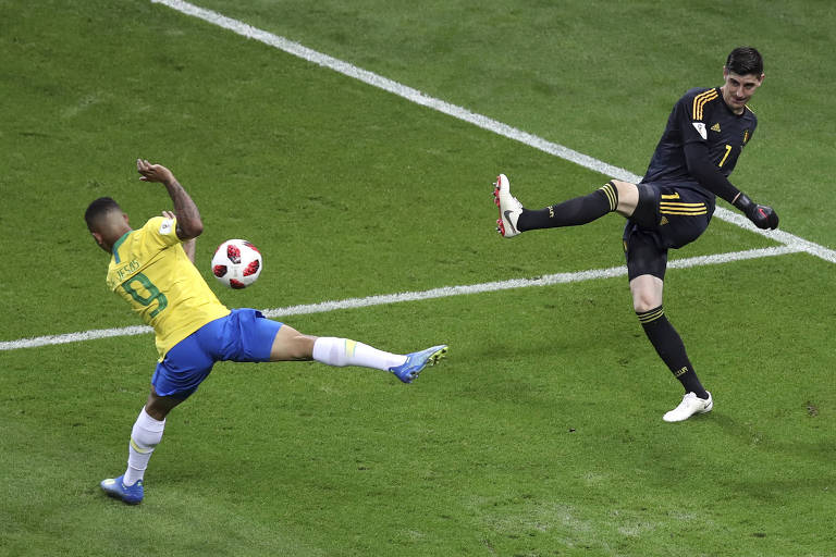 Lance da partida com o goleiro da seleção belga, Thibaut Courtois, e o brasileiro Gabriel Jesus