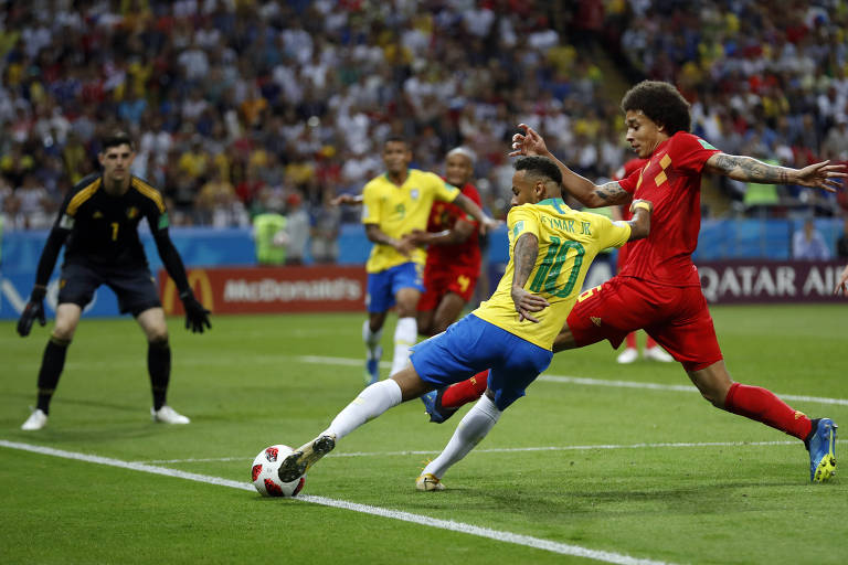 Neymar disputa a bola com o belga Axel Witsel