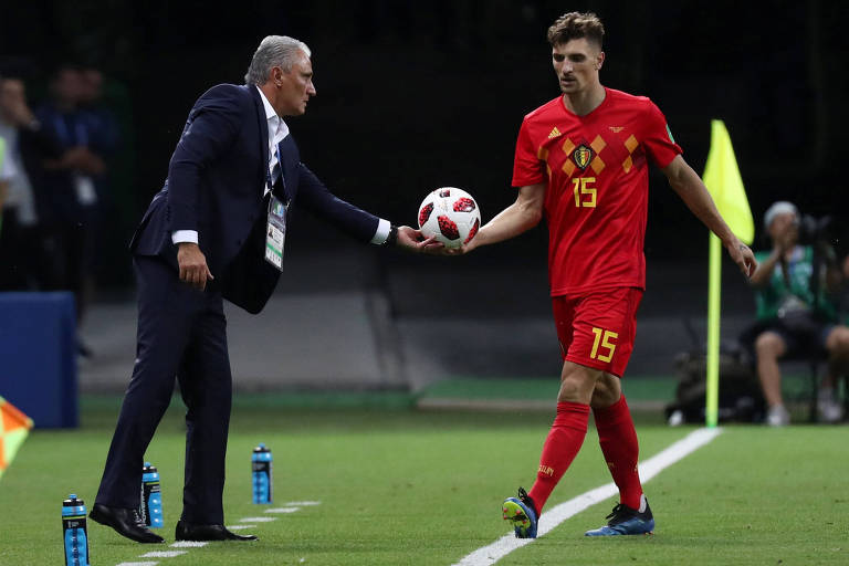Tite entrega a bola para o belga Thomas Meunier