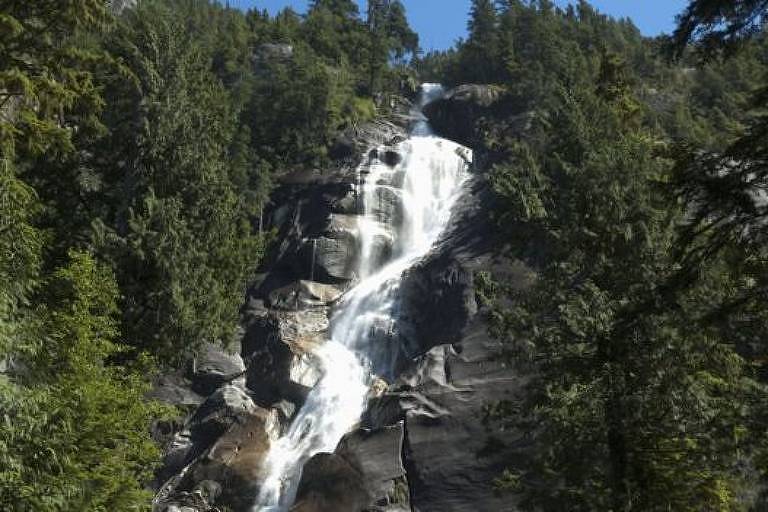 Jovens caíram de uma altura de 30 m nas quedas d'água de Shannon Falls