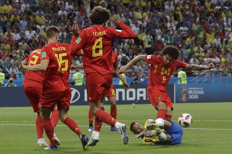 Neymar no chão rodeado por jogadores belgas