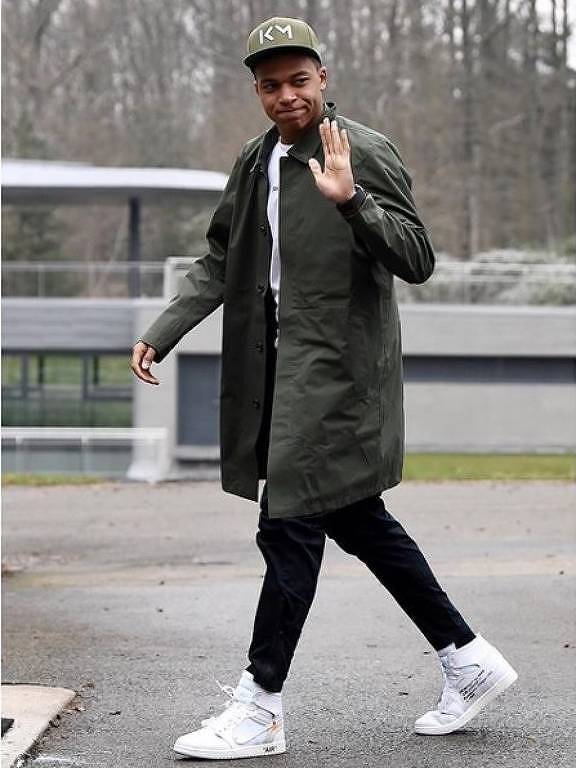 Reprodução de foto postada no Instagram do jogador francês Kylian Mbappé, na qual aparece usando o modelo Air Jordan desenhado pelo estilista Virgil Abloh
