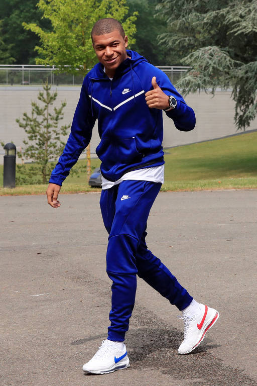 O jogador Kylian Mbappé chega a Clairefontaine-en-Yvelines, em maior, para treino da seleção francesa.
