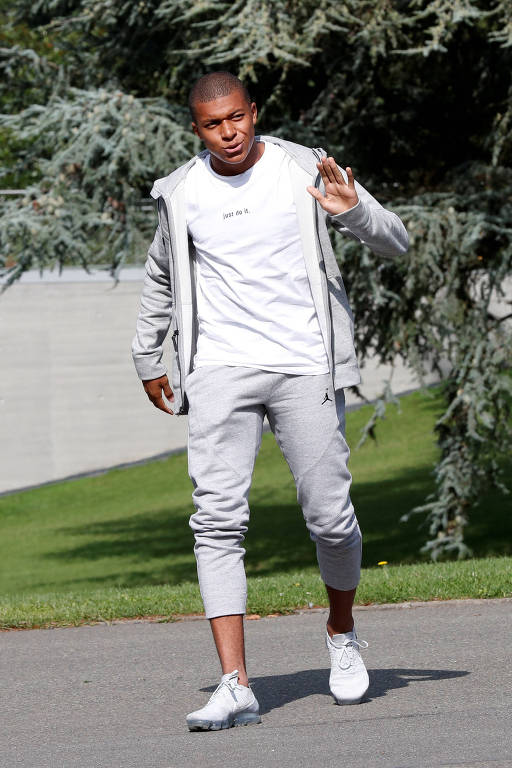 O jogador Kylian Mbappé chega a Clairefontaine-en-Yvelines, em agosto de 2017, para treino da seleção francesa
