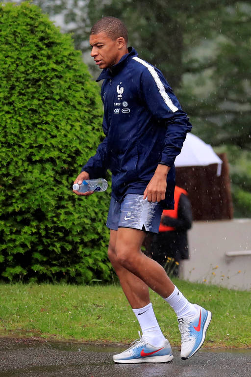 Kylian Mbappé chega em Clairefontaine, nos arredores de Paris, para encontro com o presidente francês Emmanuel Macron