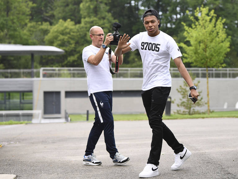 O jogador Kylian Mbappé chega a Clairefontaine-en-Yvelines, em junho, para treino da seleção francesa