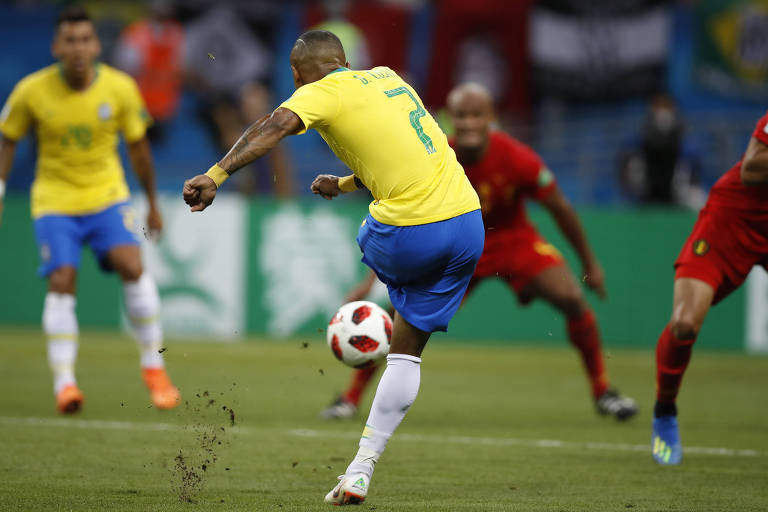 Douglas Costa em lance no segundo tempo do jogo