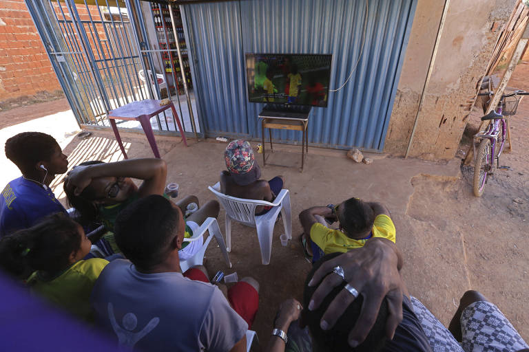 Torcedores brasileiros assistem à transmissão da partida das quartas de final da Copa do Mundo entre Brasil e Bélgica, em Santa Luzia Village, em Brasília