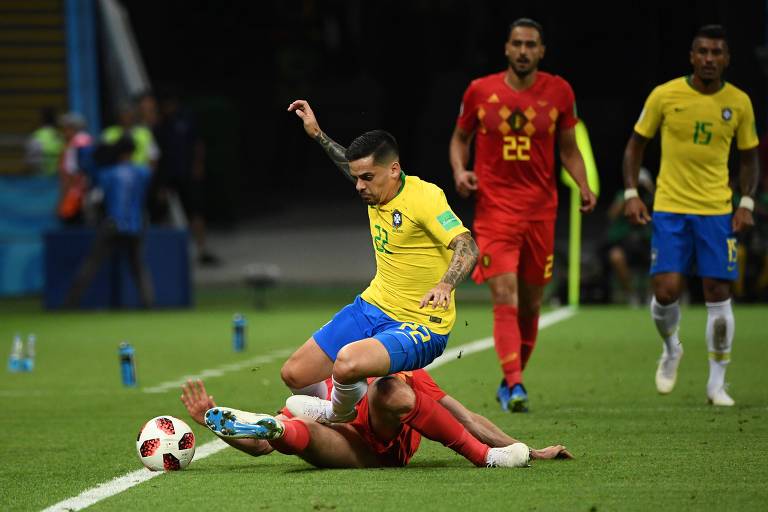 O zagueiro belga Jan Vertonghen disputa a bola com o lateral brasileiro Fagner