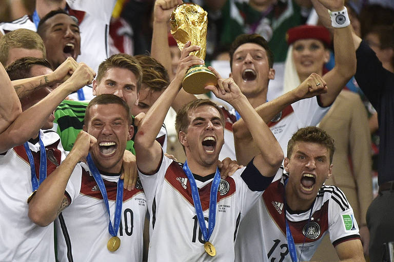 O capitão alemão, Phillip Lahm, ergue o troféu da Copa do Mundo em 2014, no Brasil, após a Alemanha bater a Argentina na final